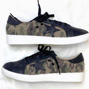 Camo sneaker with star detail on side size 10